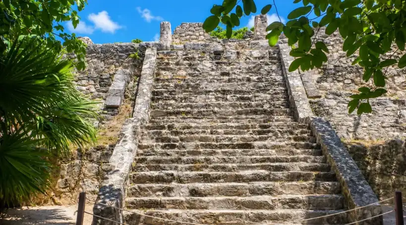 Zona Arqueológica El Rey